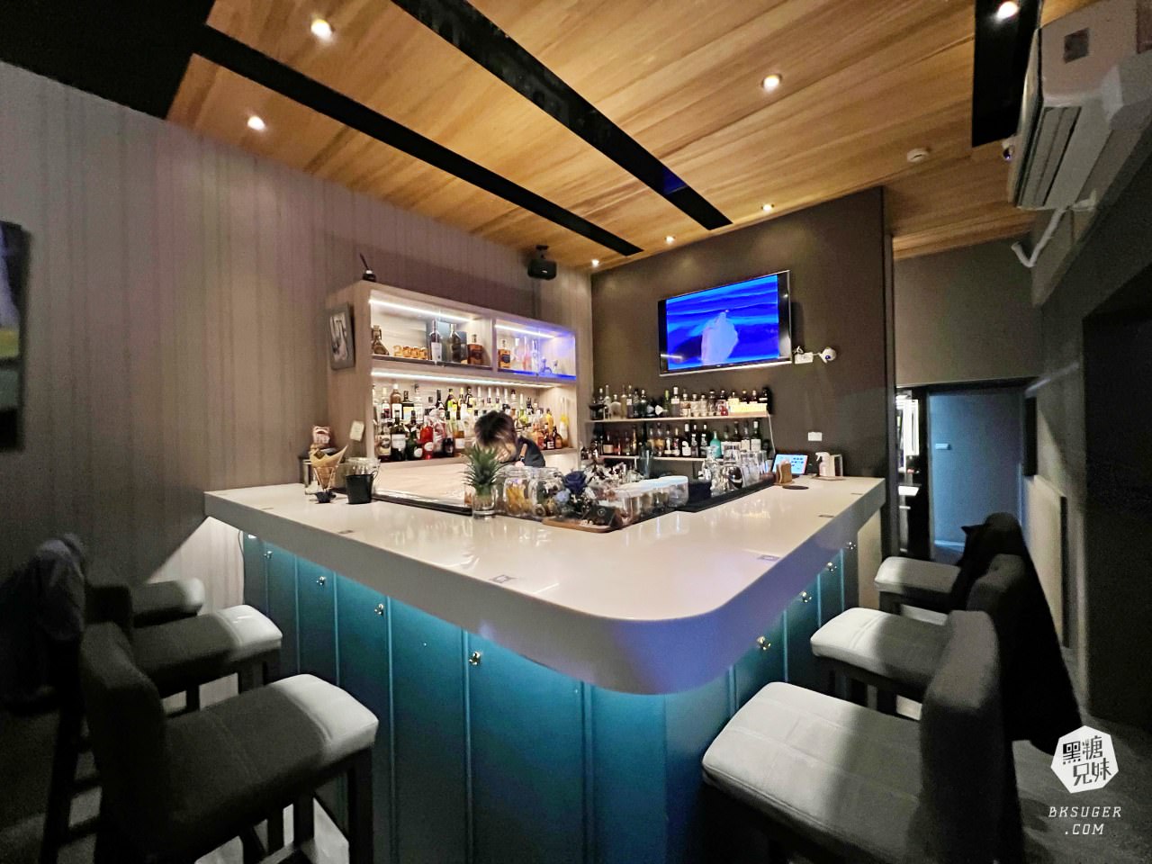 高雄酒吧推薦｜Bar Doorlight｜閨蜜最愛塔羅主題調酒吧藏身三多商圈小巷中｜3種女性酒款大激推