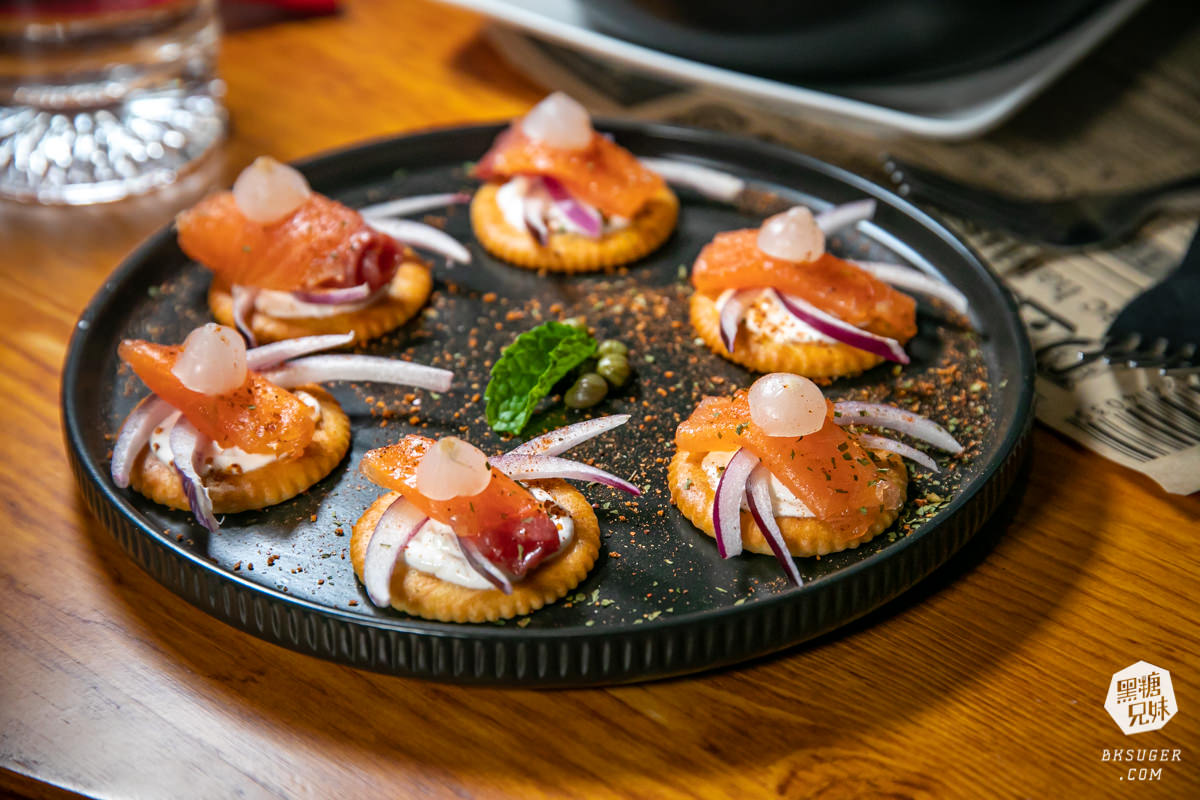 高雄酒吧推薦｜Bar Doorlight｜閨蜜最愛塔羅主題調酒吧藏身三多商圈小巷中｜3種女性酒款大激推