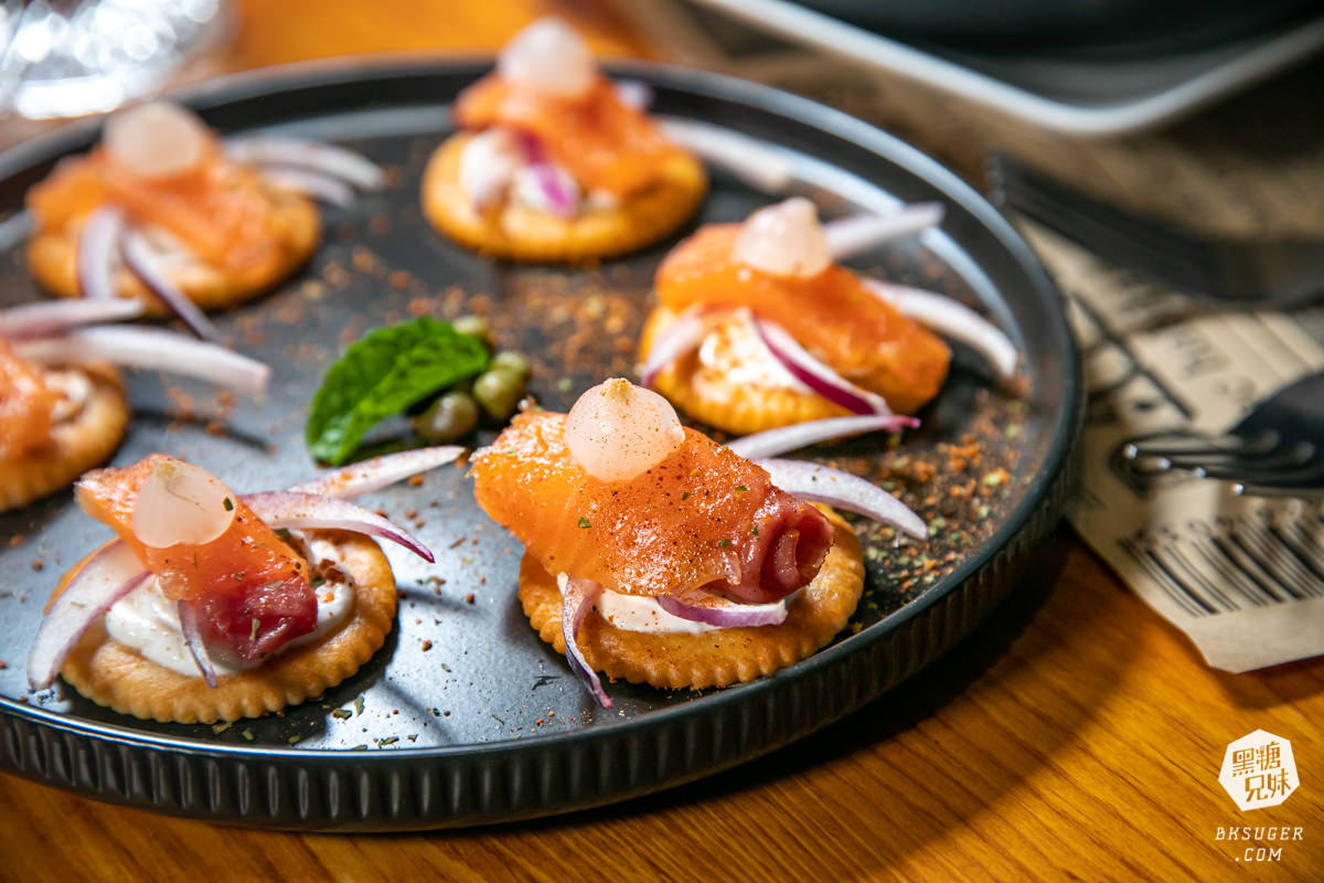 高雄酒吧推薦｜Bar Doorlight｜閨蜜最愛塔羅主題調酒吧藏身三多商圈小巷中｜3種女性酒款大激推