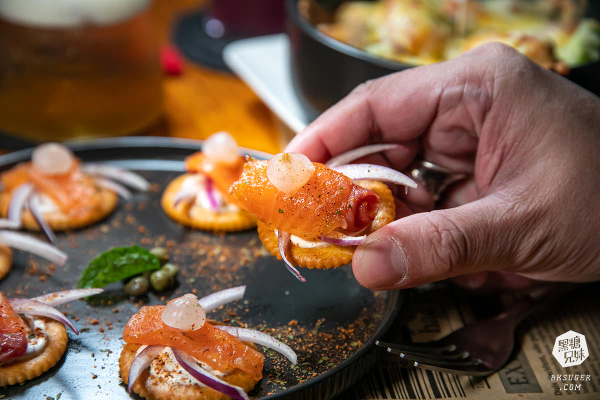 高雄酒吧推薦｜Bar Doorlight｜閨蜜最愛塔羅主題調酒吧藏身三多商圈小巷中｜3種女性酒款大激推