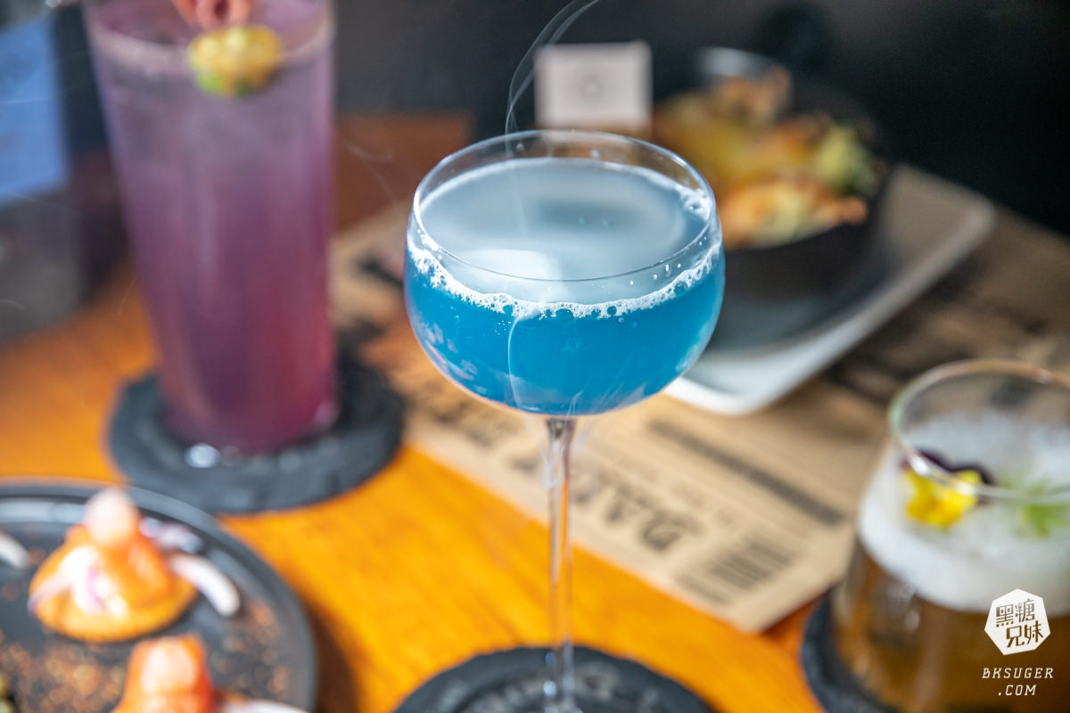 高雄酒吧推薦｜Bar Doorlight｜閨蜜最愛塔羅主題調酒吧藏身三多商圈小巷中｜3種女性酒款大激推