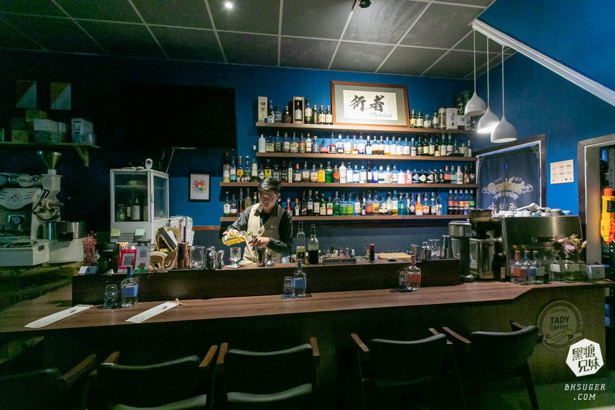 三民區酒吧|行者酒吧 The Walkers|日式酒吧風格、一家日間咖啡與夜幕酒吧轉場雙重身份 - 第5張圖 三民區酒吧|行者酒吧 The Walkers|日式酒吧風格、一家日間咖啡與夜幕酒吧轉場雙重身份