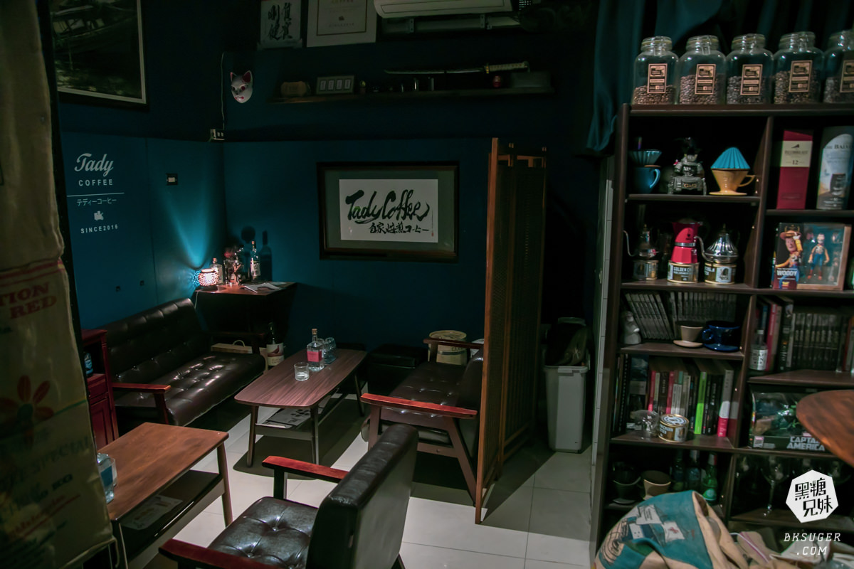 三民區酒吧|行者酒吧 The Walkers|日式酒吧風格、一家日間咖啡與夜幕酒吧轉場雙重身份 - 第3張圖 三民區酒吧|行者酒吧 The Walkers|日式酒吧風格、一家日間咖啡與夜幕酒吧轉場雙重身份