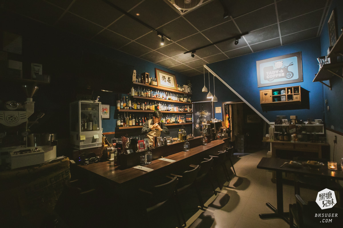 三民區酒吧|行者酒吧 The Walkers|日式酒吧風格、一家日間咖啡與夜幕酒吧轉場雙重身份 - 第1張圖 三民區酒吧|行者酒吧 The Walkers|日式酒吧風格、一家日間咖啡與夜幕酒吧轉場雙重身份