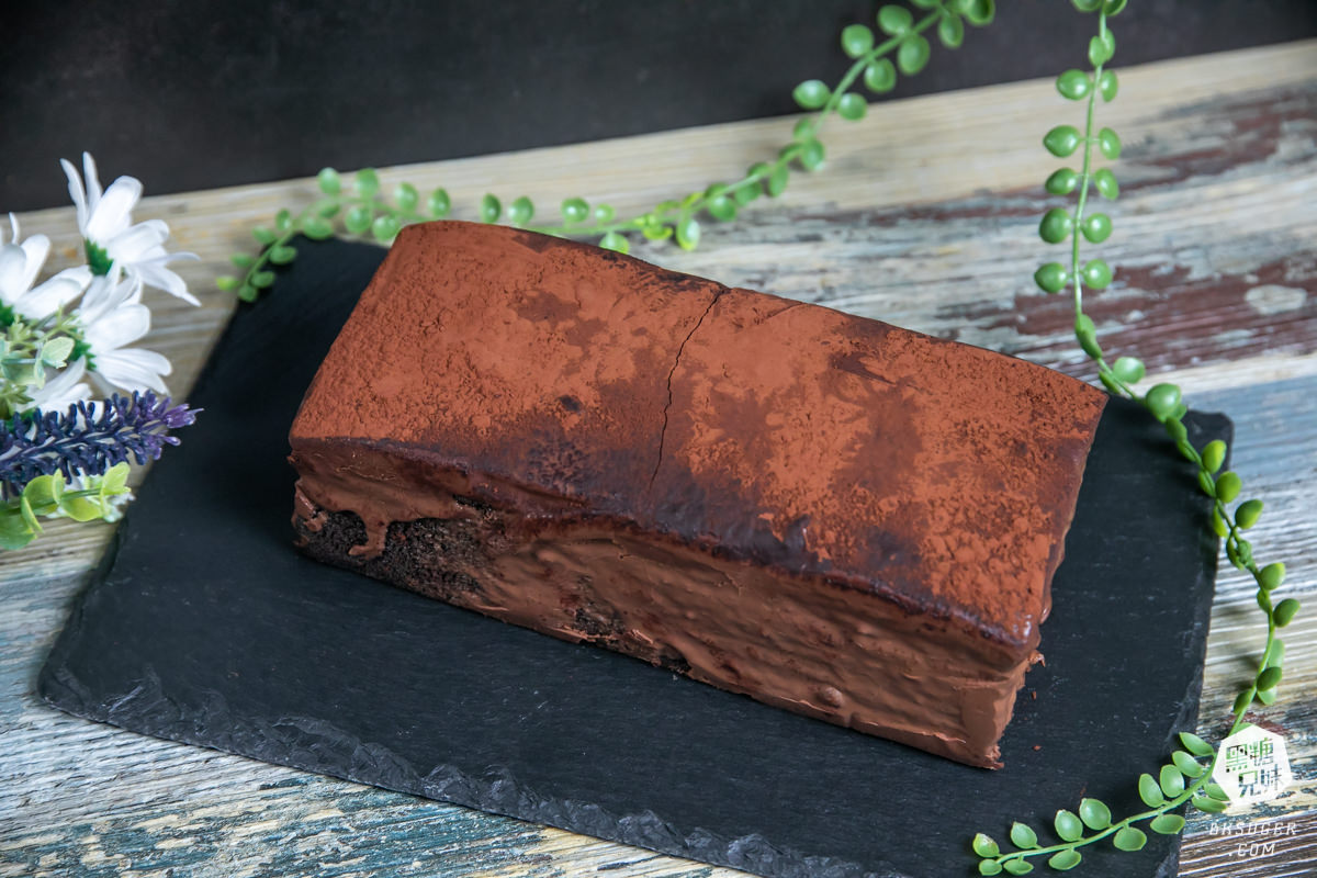 2021母親節蛋糕預定|馬可先生鳳山店|蜜香蘋果蛋糕健康豆漿蛋糕體 - 第31張圖 使用歐洲進口水滴巧克力為主要原料,上頭香濃的可可粉好誘人。