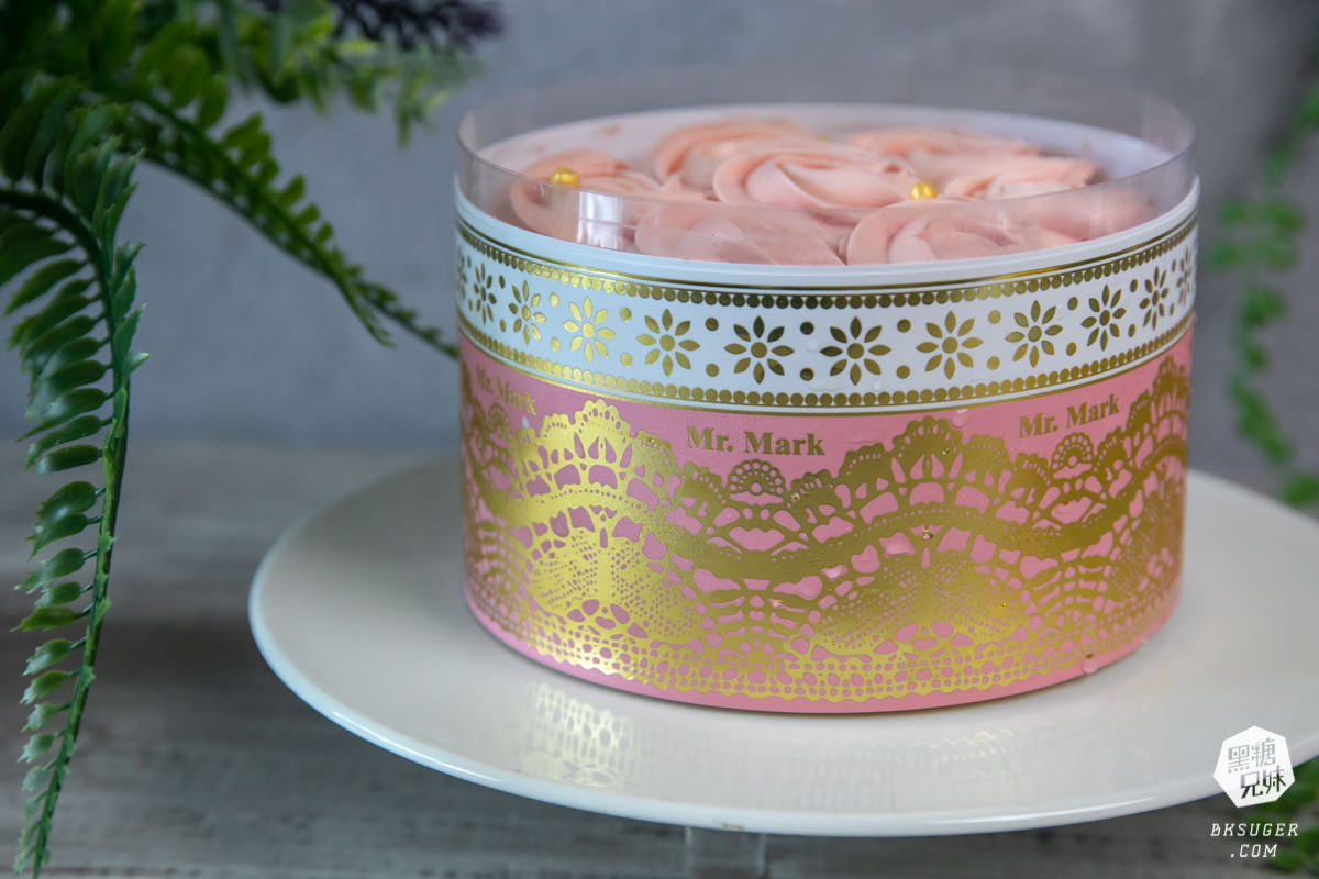 2021母親節蛋糕預定|馬可先生鳳山店|蜜香蘋果蛋糕健康豆漿蛋糕體 - 第5張圖 蛋糕旁邊有燙金圖騰