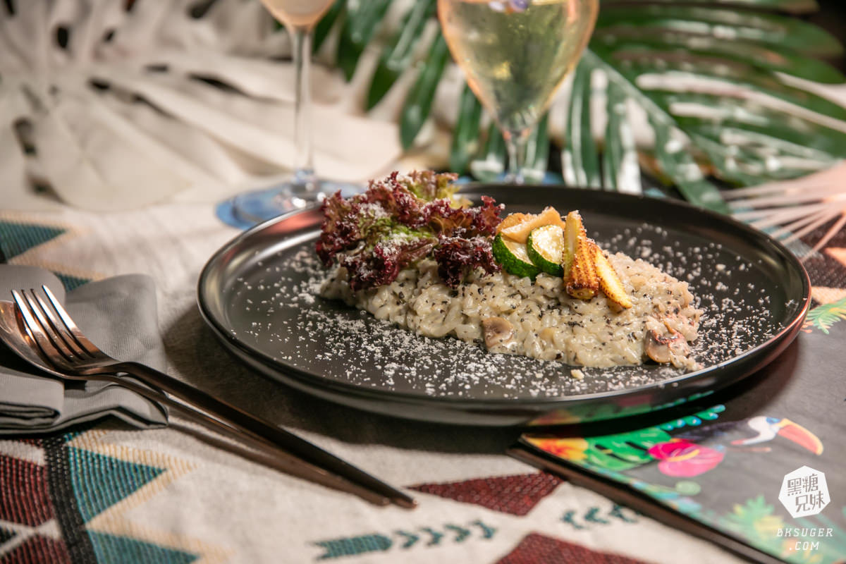 台中特色酒吧|SOAK Taichung|網美酒吧最推薦-熱帶叢林泳池吧台、大泡泡露天草皮座位區 - 第23張圖 台中特色酒吧|SOAK Taichung|網美酒吧最推薦-熱帶叢林泳池吧台、大泡泡露天草皮座位區
