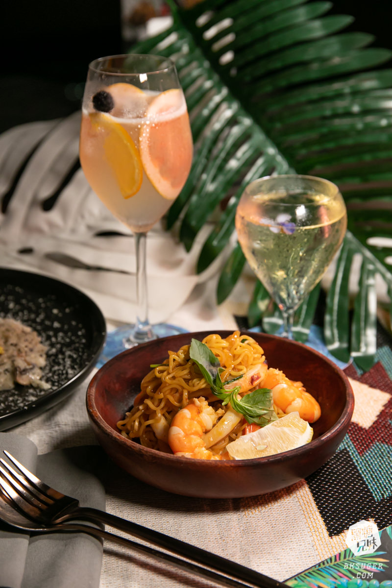 台中特色酒吧|SOAK Taichung|網美酒吧最推薦-熱帶叢林泳池吧台、大泡泡露天草皮座位區 - 第24張圖 台中特色酒吧|SOAK Taichung|網美酒吧最推薦-熱帶叢林泳池吧台、大泡泡露天草皮座位區