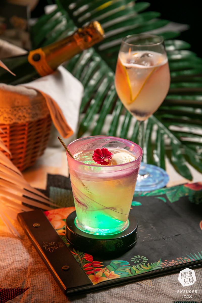 台中特色酒吧|SOAK Taichung|網美酒吧最推薦-熱帶叢林泳池吧台、大泡泡露天草皮座位區 - 第16張圖 台中特色酒吧|SOAK Taichung|網美酒吧最推薦-熱帶叢林泳池吧台、大泡泡露天草皮座位區