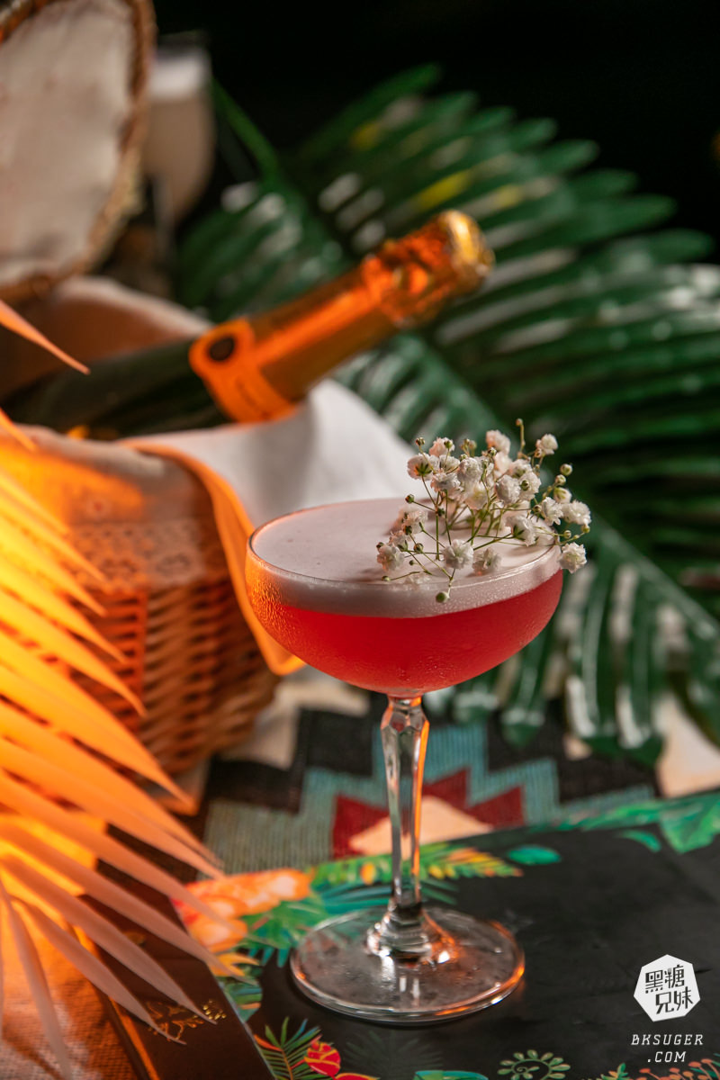 台中特色酒吧|SOAK Taichung|網美酒吧最推薦-熱帶叢林泳池吧台、大泡泡露天草皮座位區 - 第17張圖 台中特色酒吧|SOAK Taichung|網美酒吧最推薦-熱帶叢林泳池吧台、大泡泡露天草皮座位區