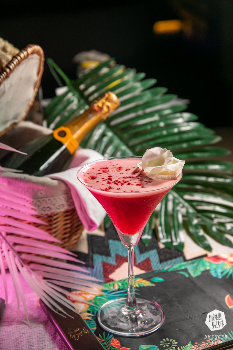 台中特色酒吧|SOAK Taichung|網美酒吧最推薦-熱帶叢林泳池吧台、大泡泡露天草皮座位區 - 第19張圖 台中特色酒吧|SOAK Taichung|網美酒吧最推薦-熱帶叢林泳池吧台、大泡泡露天草皮座位區