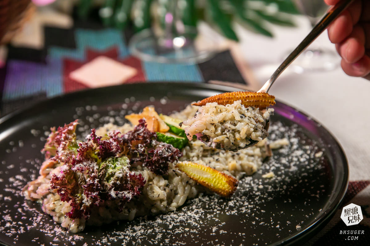 台中特色酒吧|SOAK Taichung|網美酒吧最推薦-熱帶叢林泳池吧台、大泡泡露天草皮座位區 - 第22張圖 台中特色酒吧|SOAK Taichung|網美酒吧最推薦-熱帶叢林泳池吧台、大泡泡露天草皮座位區