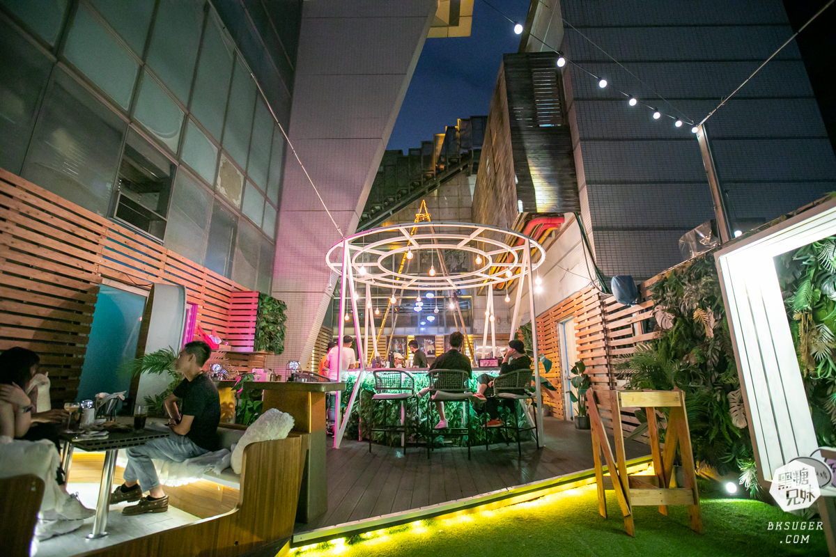 台中特色酒吧|SOAK Taichung|網美酒吧最推薦-熱帶叢林泳池吧台、大泡泡露天草皮座位區 - 第2張圖 台中特色酒吧|SOAK Taichung|網美酒吧最推薦-熱帶叢林泳池吧台、大泡泡露天草皮座位區