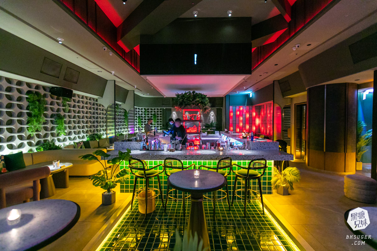 台中特色酒吧|SOAK Taichung|網美酒吧最推薦-熱帶叢林泳池吧台、大泡泡露天草皮座位區 - 第5張圖 台中特色酒吧|SOAK Taichung|網美酒吧最推薦-熱帶叢林泳池吧台、大泡泡露天草皮座位區