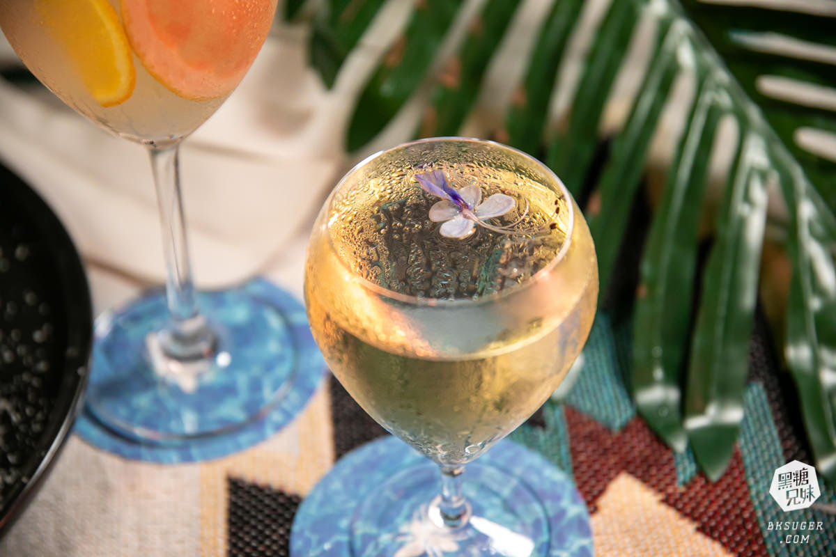 台中特色酒吧|SOAK Taichung|網美酒吧最推薦-熱帶叢林泳池吧台、大泡泡露天草皮座位區 - 第13張圖 台中特色酒吧|SOAK Taichung|網美酒吧最推薦-熱帶叢林泳池吧台、大泡泡露天草皮座位區