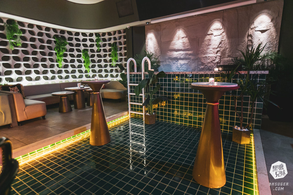 台中特色酒吧|SOAK Taichung|網美酒吧最推薦-熱帶叢林泳池吧台、大泡泡露天草皮座位區 - 第7張圖 台中特色酒吧|SOAK Taichung|網美酒吧最推薦-熱帶叢林泳池吧台、大泡泡露天草皮座位區