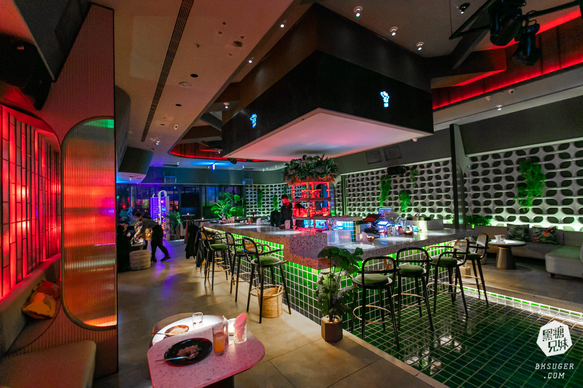 台中特色酒吧|SOAK Taichung|網美酒吧最推薦-熱帶叢林泳池吧台、大泡泡露天草皮座位區 - 第6張圖 台中特色酒吧|SOAK Taichung|網美酒吧最推薦-熱帶叢林泳池吧台、大泡泡露天草皮座位區