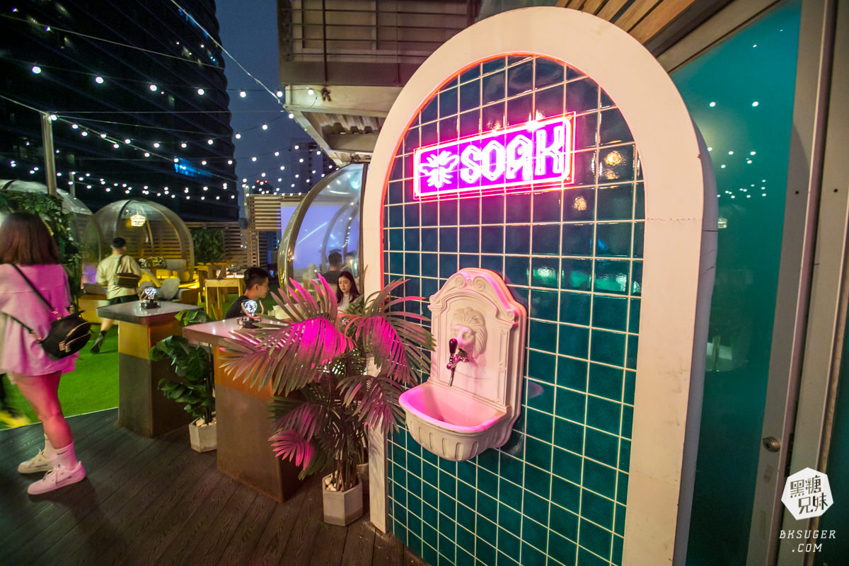 台中特色酒吧|SOAK Taichung|網美酒吧最推薦-熱帶叢林泳池吧台、大泡泡露天草皮座位區 - 第8張圖 台中特色酒吧|SOAK Taichung|網美酒吧最推薦-熱帶叢林泳池吧台、大泡泡露天草皮座位區