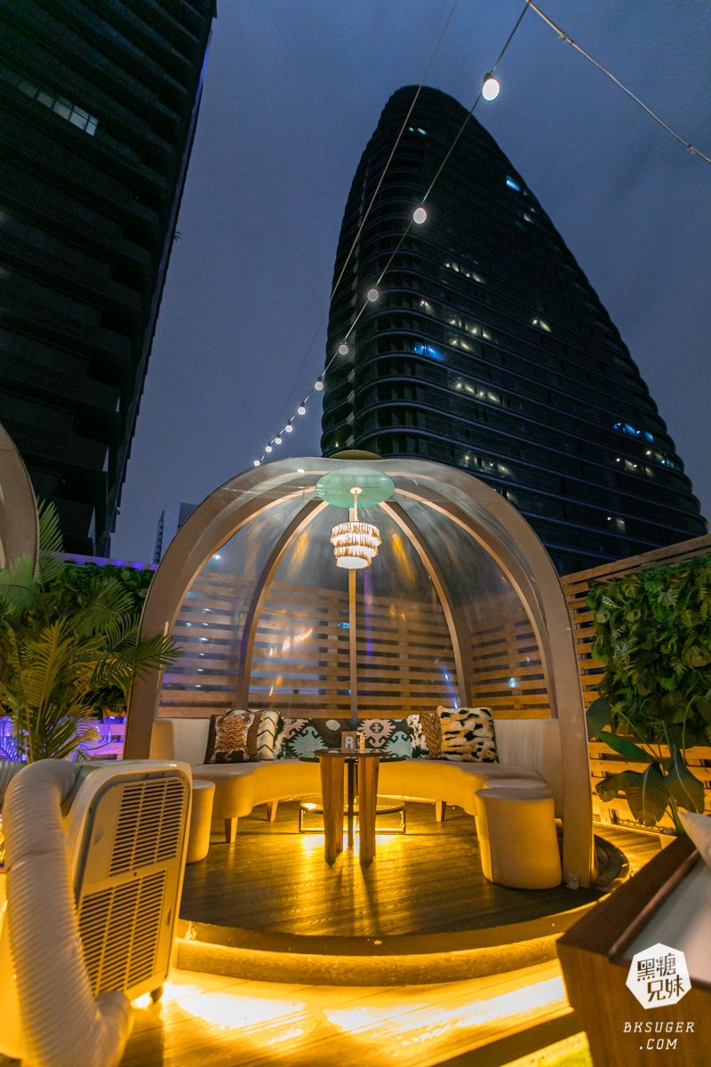 台中特色酒吧|SOAK Taichung|網美酒吧最推薦-熱帶叢林泳池吧台、大泡泡露天草皮座位區 - 第9張圖 台中特色酒吧|SOAK Taichung|網美酒吧最推薦-熱帶叢林泳池吧台、大泡泡露天草皮座位區