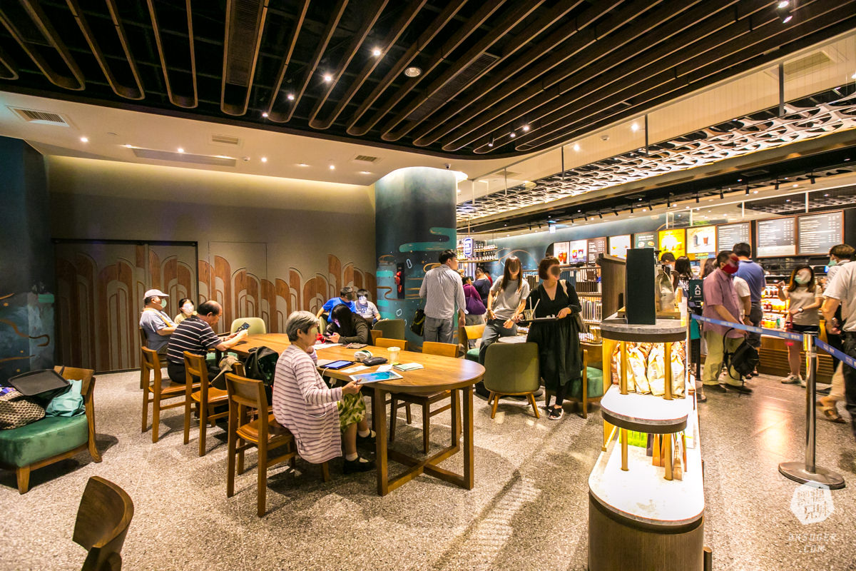 夢時代星巴克海洋意象門市| 海洋特色帆船小酒吧造型吧台|藍鯨隨行卡海洋女神| - 第11張圖 用餐區