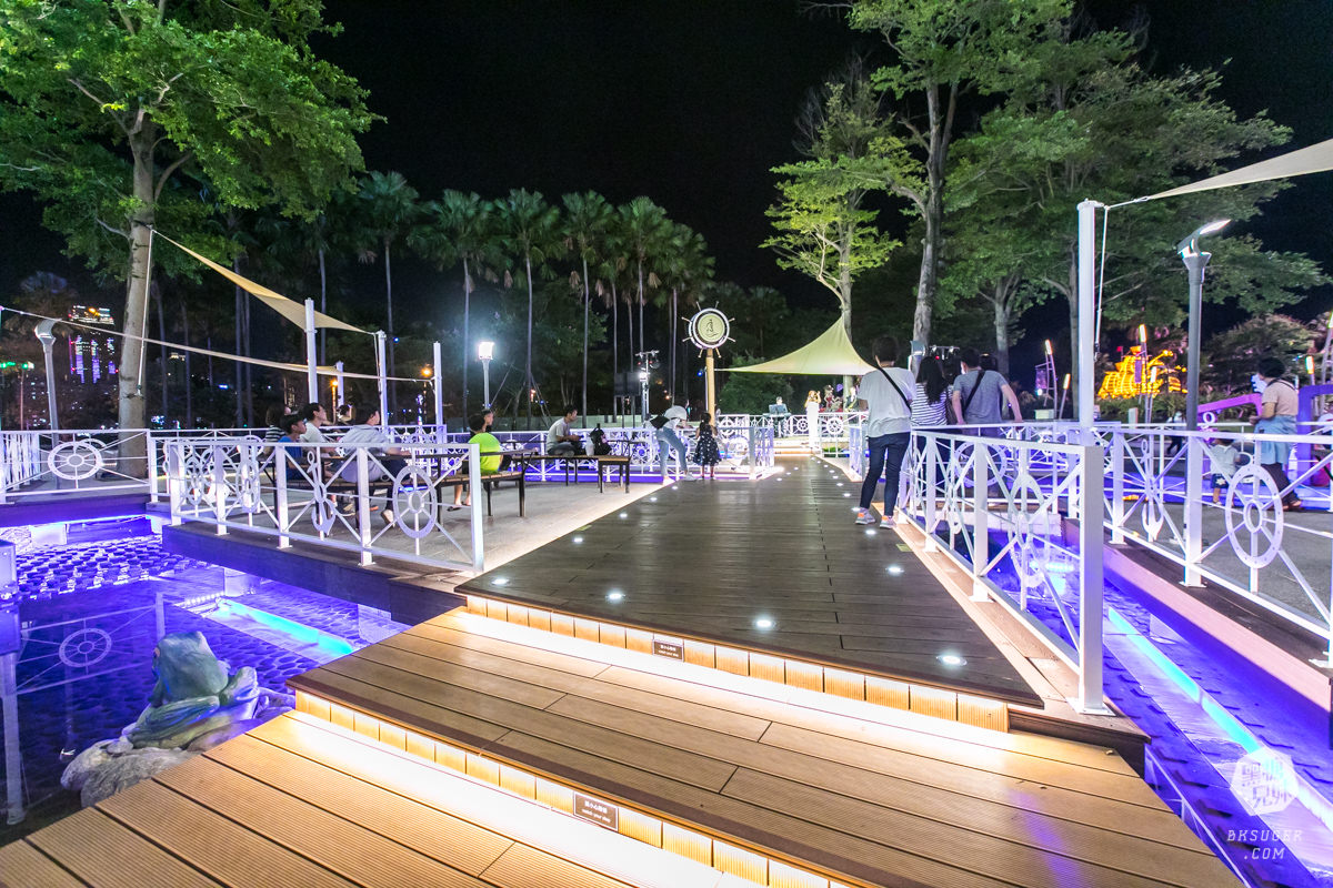 夢時代星巴克海洋意象門市| 海洋特色帆船小酒吧造型吧台|藍鯨隨行卡海洋女神| - 第13張圖 戶外、也可以帶出來喝咖啡。