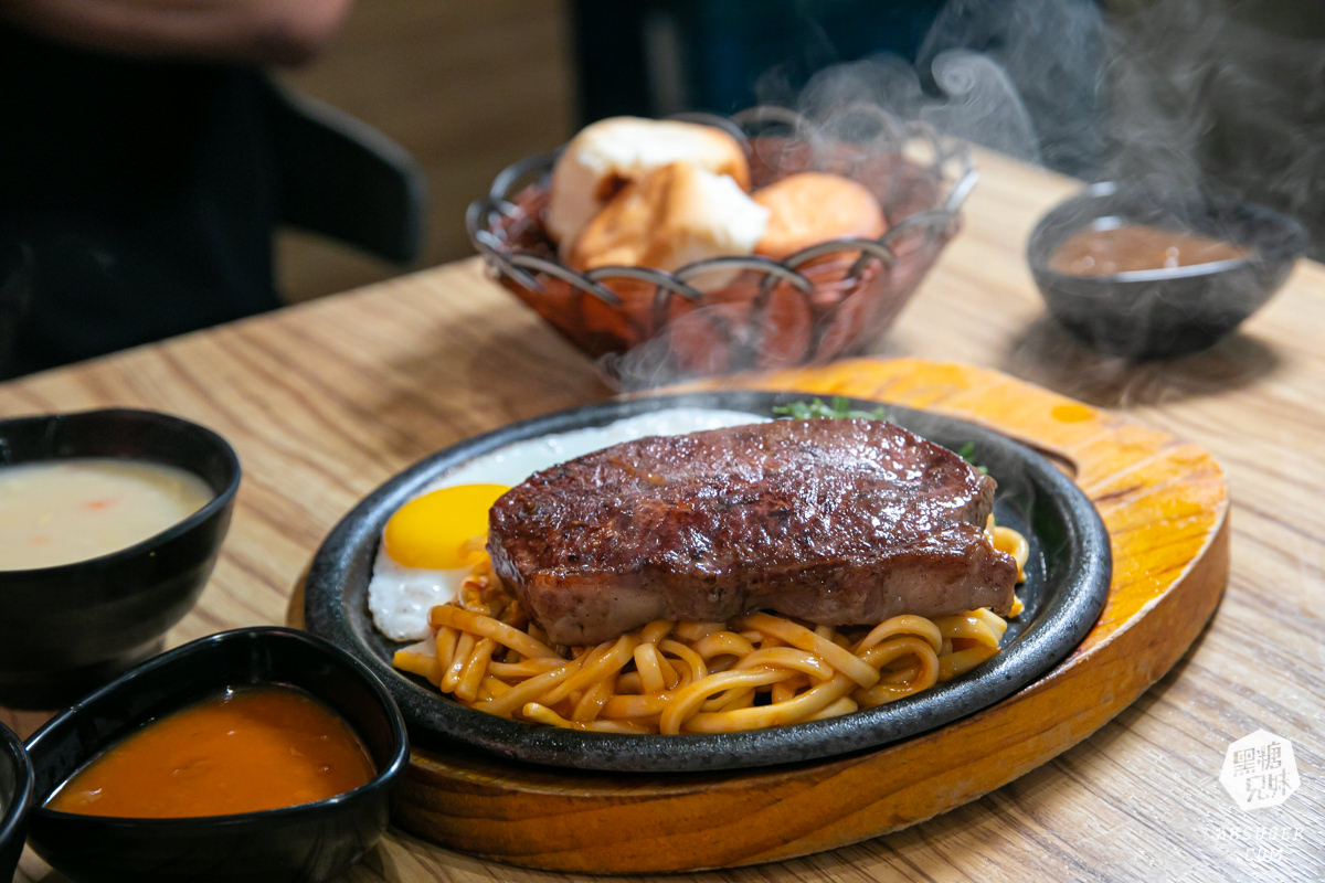 鹽埕美食-大港參貳牛排館|復古平價牛排館,超划算海陸蝦爆組|家庭客最愛的駁二週遭2022美食推薦 - 第2張圖 大港參貳牛排館|駁二美食推薦