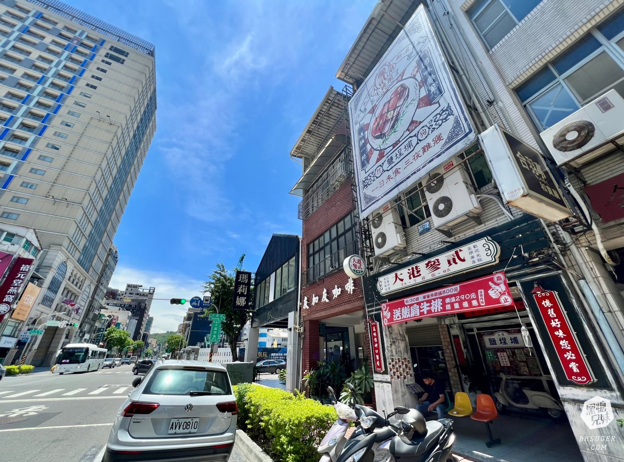 鹽埕美食-大港參貳牛排館|復古平價牛排館,超划算海陸蝦爆組|家庭客最愛的駁二週遭2022美食推薦 - 第1張圖 大港參貳牛排館|駁二美食推薦