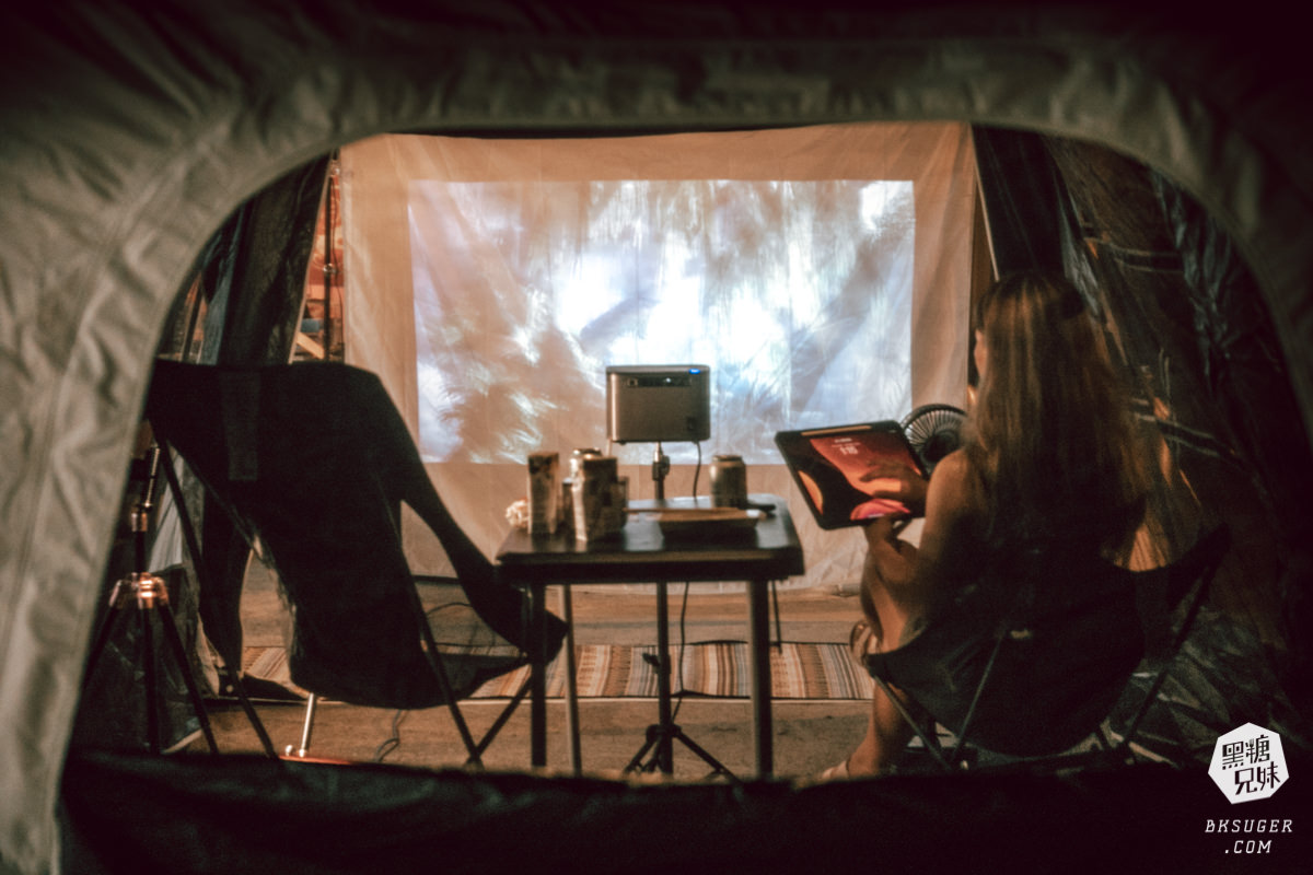 SANSUI山水智慧投影機｜擁有500ANSI高流明、內建影音平台、安卓IOS鏡射｜在房間近距離投影超清晰