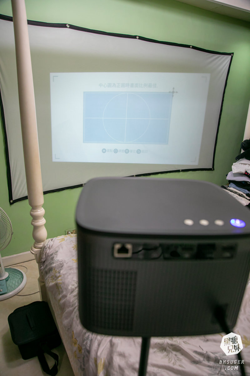 SANSUI山水智慧投影機｜擁有500ANSI高流明、內建影音平台、安卓IOS鏡射｜在房間近距離投影超清晰