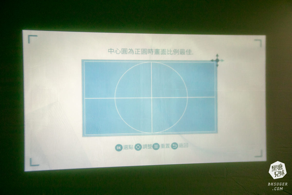 SANSUI山水智慧投影機｜擁有500ANSI高流明、內建影音平台、安卓IOS鏡射｜在房間近距離投影超清晰
