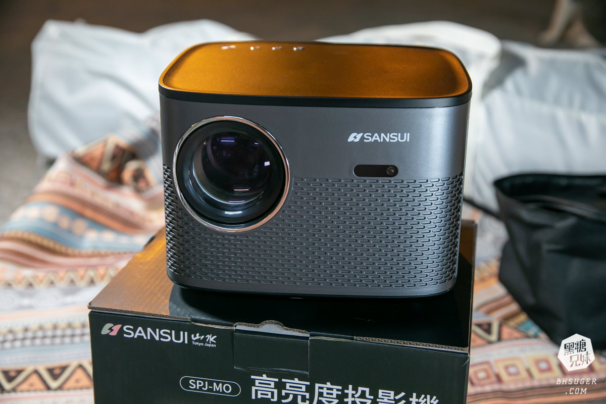 SANSUI山水智慧投影機｜擁有500ANSI高流明、內建影音平台、安卓IOS鏡射｜在房間近距離投影超清晰