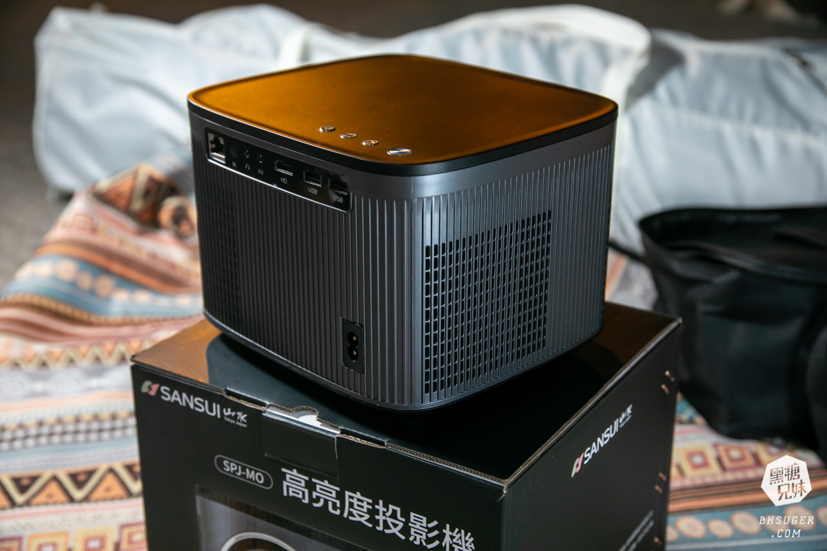 SANSUI山水智慧投影機｜擁有500ANSI高流明、內建影音平台、安卓IOS鏡射｜在房間近距離投影超清晰