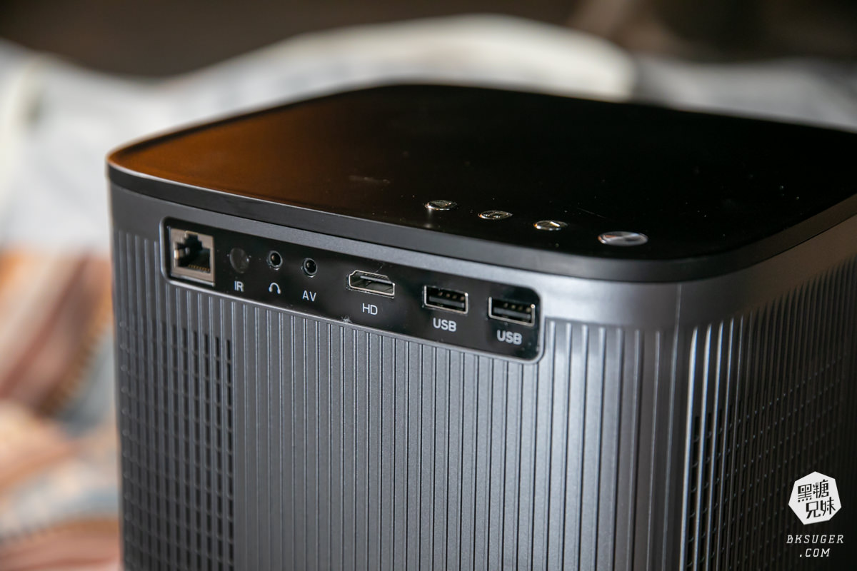 SANSUI山水智慧投影機｜擁有500ANSI高流明、內建影音平台、安卓IOS鏡射｜在房間近距離投影超清晰