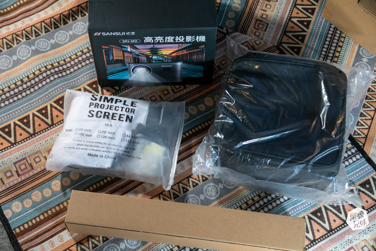 SANSUI山水智慧投影機｜擁有500ANSI高流明、內建影音平台、安卓IOS鏡射｜在房間近距離投影超清晰