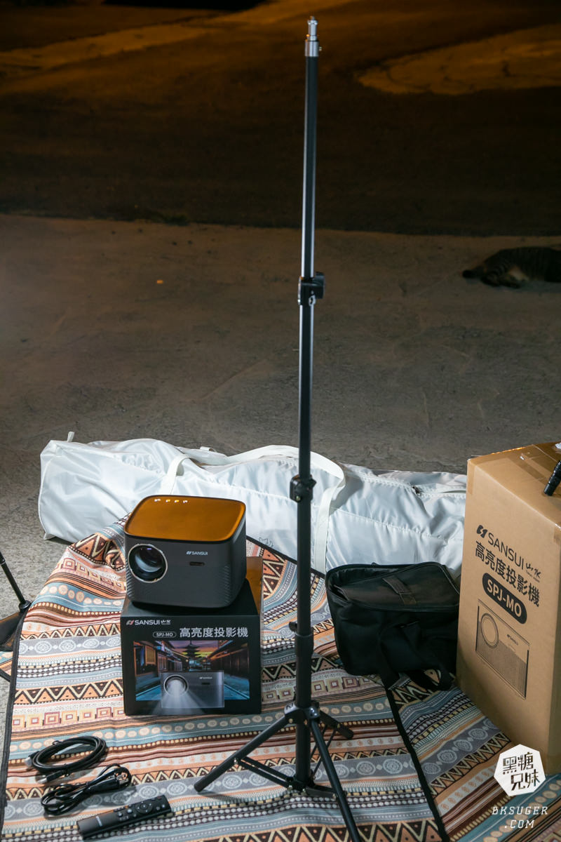 SANSUI山水智慧投影機｜擁有500ANSI高流明、內建影音平台、安卓IOS鏡射｜在房間近距離投影超清晰
