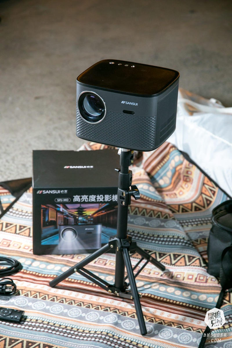 SANSUI山水智慧投影機｜擁有500ANSI高流明、內建影音平台、安卓IOS鏡射｜在房間近距離投影超清晰