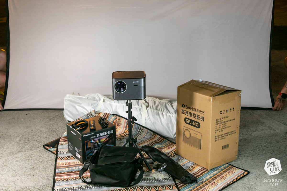 SANSUI山水智慧投影機｜擁有500ANSI高流明、內建影音平台、安卓IOS鏡射｜在房間近距離投影超清晰