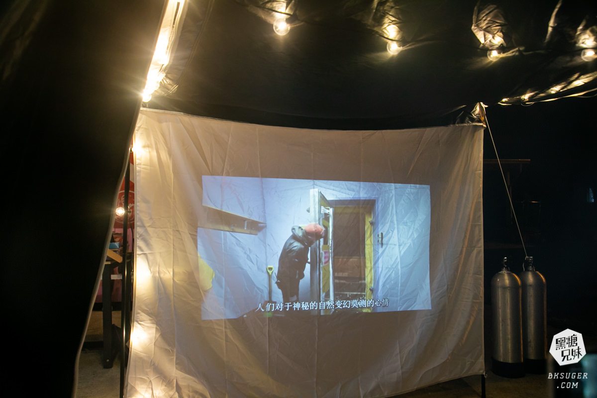 SANSUI山水智慧投影機｜擁有500ANSI高流明、內建影音平台、安卓IOS鏡射｜在房間近距離投影超清晰