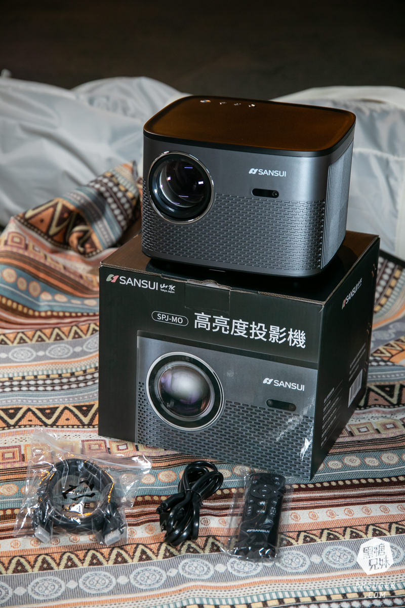 SANSUI山水智慧投影機｜擁有500ANSI高流明、內建影音平台、安卓IOS鏡射｜在房間近距離投影超清晰