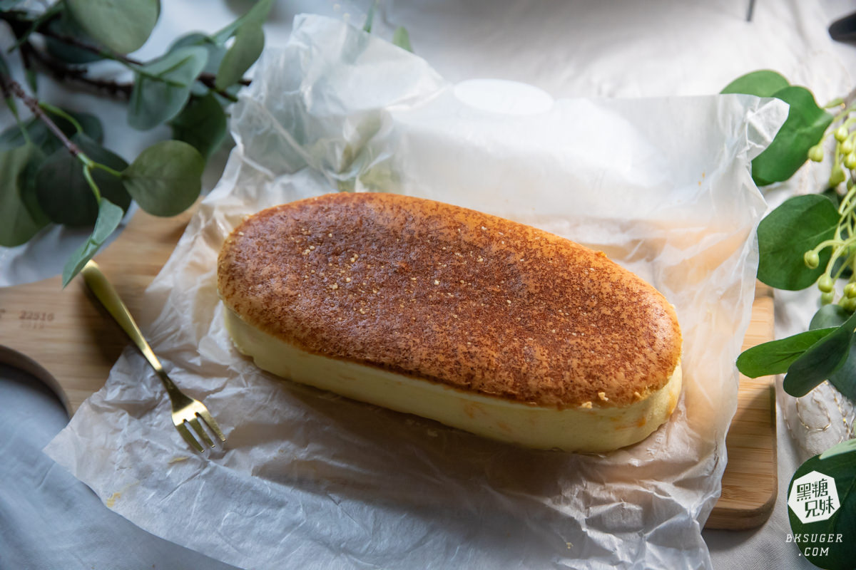 彌月蛋糕推薦|馬可先生彌月蛋糕試吃|全省可取貨送禮最方便-孕媽咪的最愛 - 第32張圖 攤開保鮮紙呈現濕潤的起士蛋糕