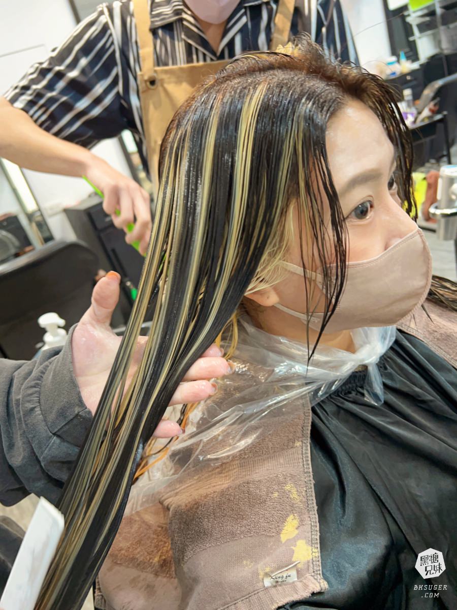 新崛江染髮推薦|Hair Homo&好毛|歐美挑漂染髮設計~長髮造型瞬間換了風格|設計師木易高雄染髮 - 第17張圖 新崛江染髮推薦|Hair Homo&好毛|歐美挑漂染髮設計~長髮造型瞬間換了風格|設計師木易高雄染髮