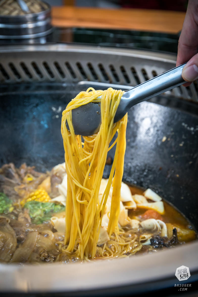高雄異國美食|小媳婦鐵鍋燉|全台唯一的東北鐵鍋燉家鄉菜|哈爾濱美食原來長這樣 - 第35張圖 高雄異國美食|小媳婦鐵鍋燉|全台唯一的東北鐵鍋燉家鄉菜|哈爾濱美食原來長這樣