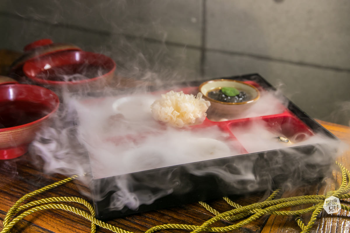 高雄美術館美食｜山禾堂拉麵美術館店｜樹幹叉燒拉麵1.8KG重磅登場！浮誇草莓山雲霧繚繞