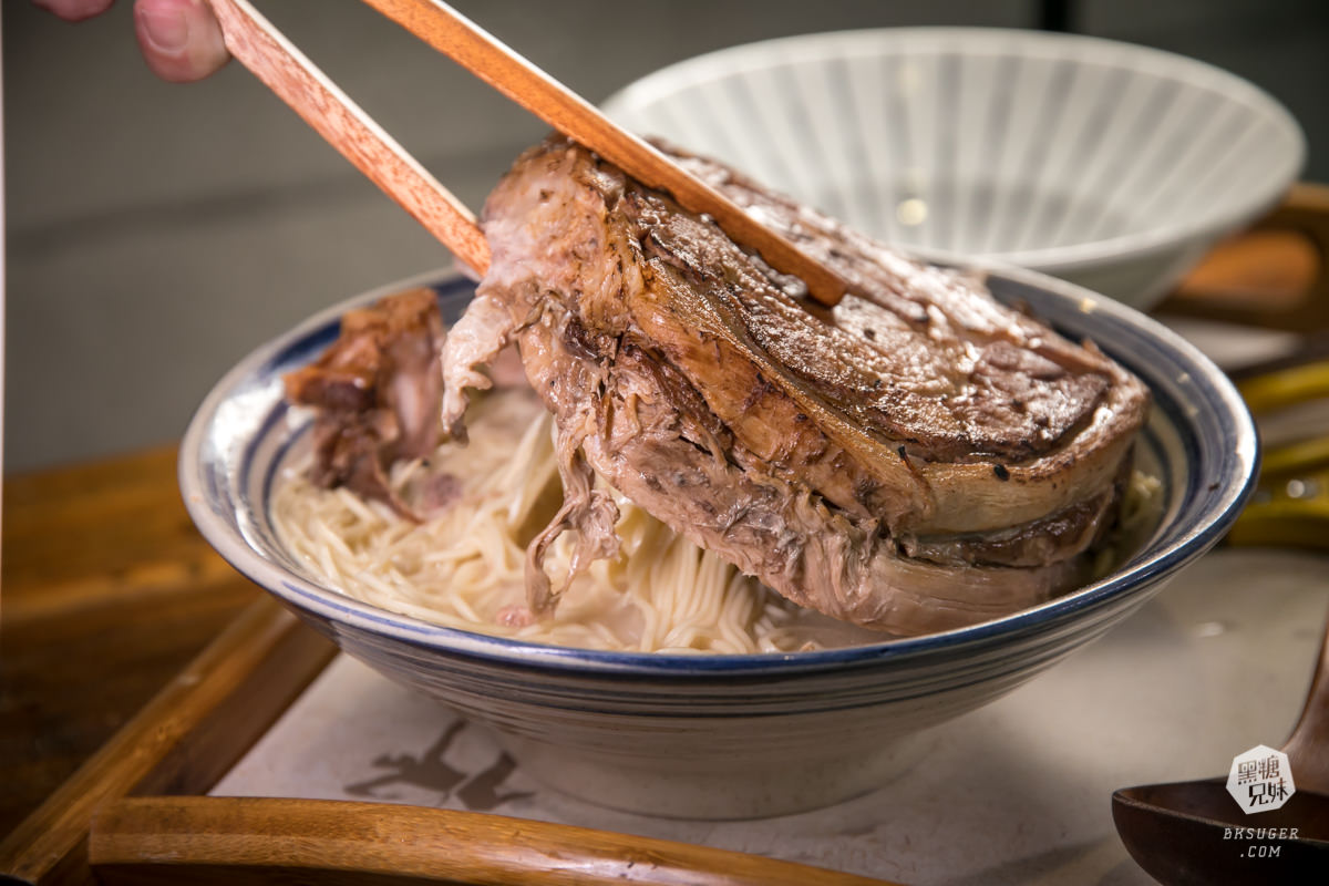 高雄美術館美食|山禾堂拉麵美術館店|樹幹叉燒拉麵1.8KG重磅登場!浮誇草莓山雲霧繚繞 - 第7張圖 高雄美術館美食|山禾堂拉麵美術館店|樹幹叉燒拉麵1.8KG重磅登場!浮誇草莓山雲霧繚繞