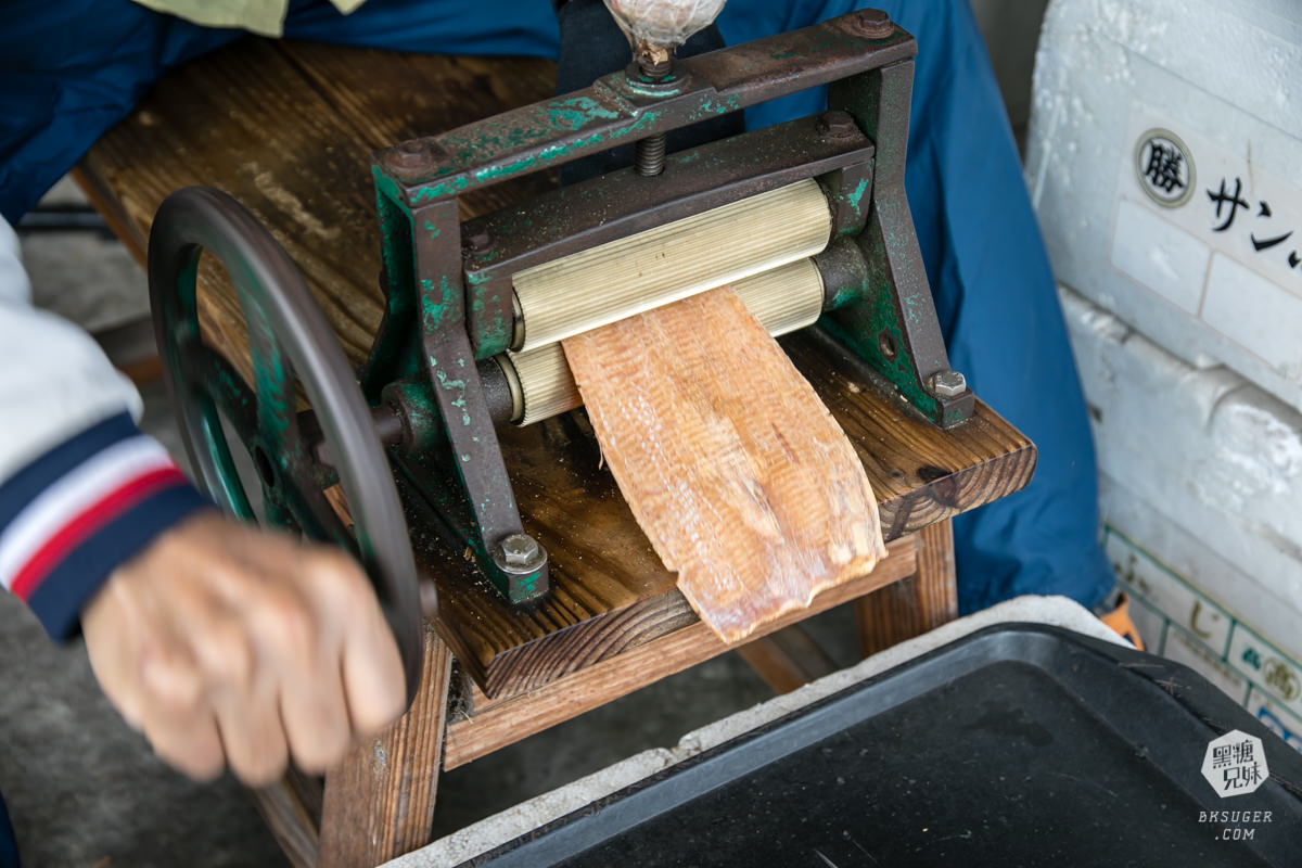 小琉球冰品-烏鬼洞雪花冰｜柴燒桑葚醬雪花冰＆現烤爆香魷魚腳｜古早味的好滋味