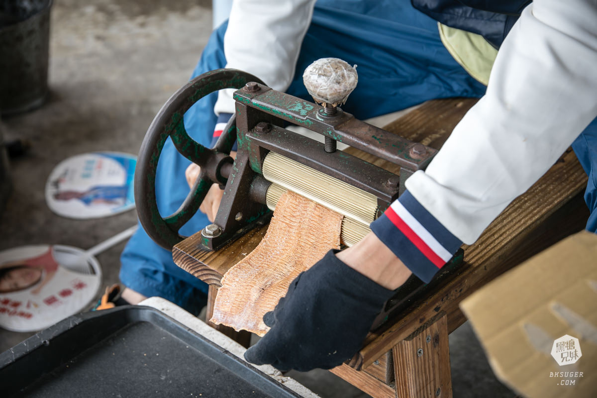 小琉球冰品-烏鬼洞雪花冰｜柴燒桑葚醬雪花冰＆現烤爆香魷魚腳｜古早味的好滋味