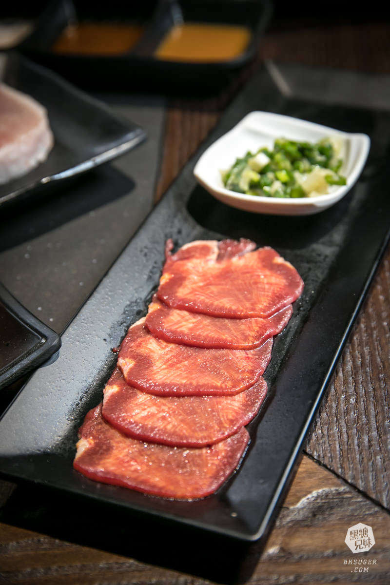 新崛江燒肉吃到飽推薦｜田季發爺-高雄中山店｜放題燒肉搭配魔法學院造景聚會必推