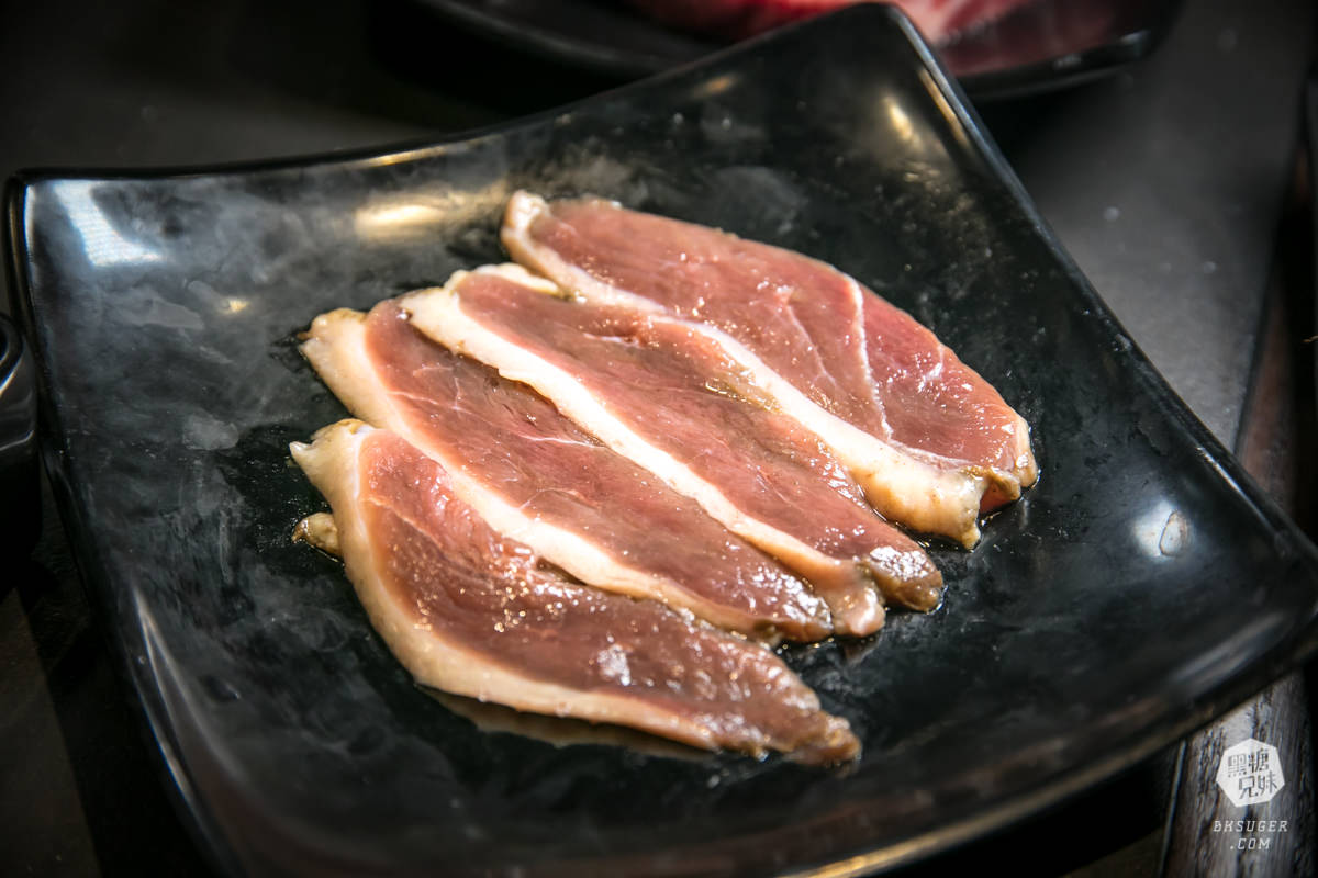 新崛江燒肉吃到飽推薦｜田季發爺-高雄中山店｜放題燒肉搭配魔法學院造景聚會必推