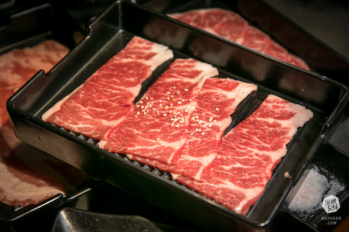 新崛江燒肉吃到飽推薦｜田季發爺-高雄中山店｜放題燒肉搭配魔法學院造景聚會必推