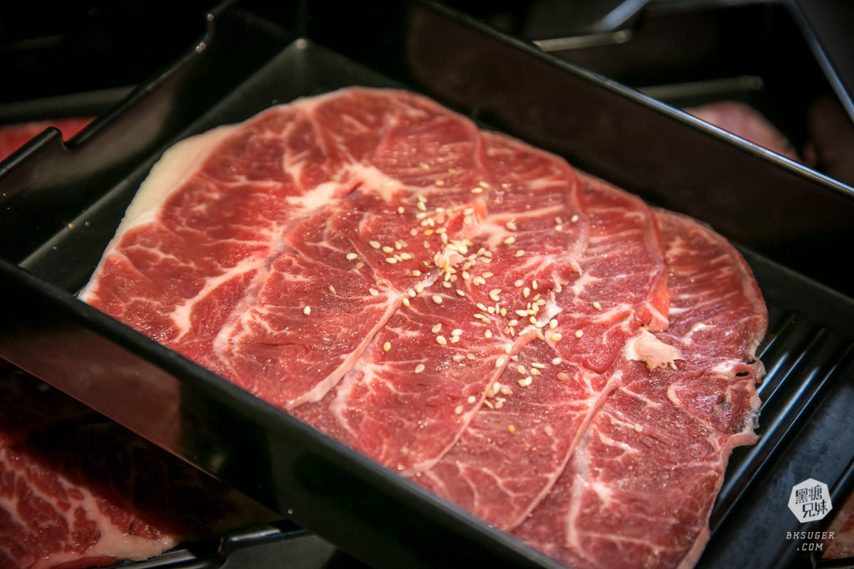 新崛江燒肉吃到飽推薦｜田季發爺-高雄中山店｜放題燒肉搭配魔法學院造景聚會必推